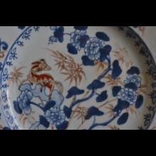 Assiette Arita � d�cor de cheval et fleur